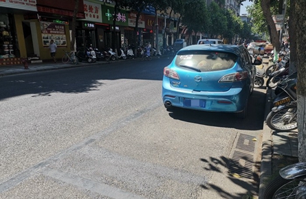 停車(chē)位劃線已被涂黑