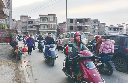 “雙高峰”車(chē)流疊加 竹灣小學(xué)路段擁擠難通行