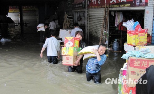 　　據湖南省防指統計，截至5月15日下午，湖南省已有婁底、懷化、湘潭、長沙、株洲等10個市州50個縣339萬余人受災，直接經濟損失14.58億元。其中，受災較為嚴重的主要為婁底、懷化、湘潭、株洲等地。 中新社發 郭國權 攝