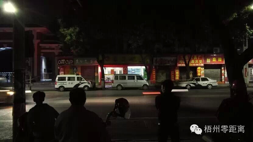 晚上11點(diǎn)后，街上的行人和車流漸漸稀少，但現(xiàn)場對面仍有不少群眾圍觀